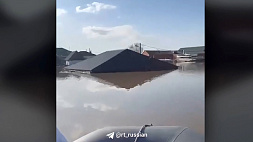 В российском Орске прорвало дамбу - часть города ушла под воду