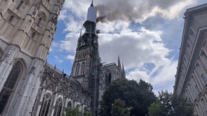 Во Франции загорелся шпиль Руанского собора