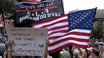 Жители Нью-Йорка вышли на протест против приюта для мигрантов