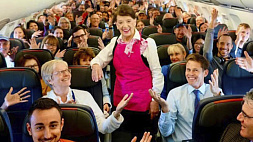 В возрасте 88 лет умерла Бетт Нэш - стюардесса с самым долгим стажем в мире