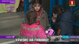 Отдельные семьи из лагеря беженцев в логистическом центре собирают вещи, чтобы отправиться домой