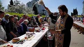 Православные верующие идут в храм для освящения пасхальных яств