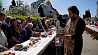 Православные верующие идут в храм для освящения пасхальных яств