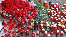 Зажженные лампады, цветы и слезы - белорусы скорбят вместе с россиянами 