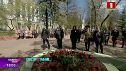 Представители Министерства образования возложили цветы к подножию памятника героям войны 