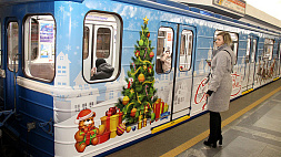 Метрович в роли Деда Мороза: когда в минском метро запустят новогодние поезда