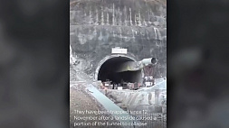 Впервые за 10 дней спасателям удалось добраться до рабочих, попавших в каменную ловушку шахты в Гималаях 