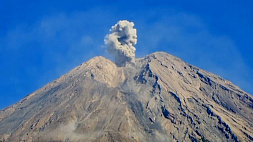 Семеру проснулся: в Индонезии извергается опасный вулкан 