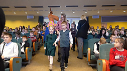 Президент Беларуси принял участие в новогоднем празднике в рамках акции "Наши дети" 