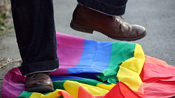 Нью-йоркских подростков разыскивают за кражу ЛГБТ-флага