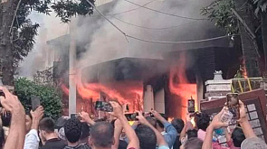 Толпа протестующих подожгла отель в Бангладеш, есть погибшие