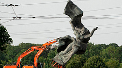В Латвии запретили ездить на восток тем, кто сносил памятник в парке Победы в Риге