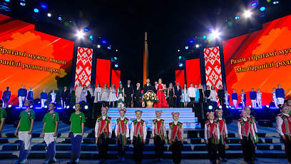 Яркая и убедительная кульминация Дня Независимости - тысячи белорусов объединились у стелы "Минск - город-герой" и спели гимн вместе
