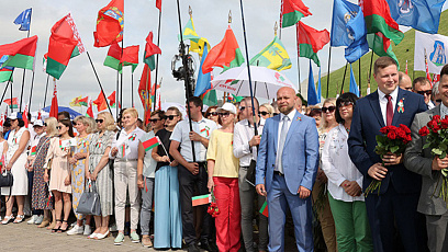 Лукашенко призвал молодежь принимать эстафету по увековечиванию памяти о подвигах и героях войны