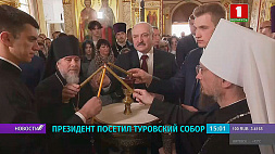 Александр Лукашенко зажег пасхальную свечу  у иконы Воскресения Христова 