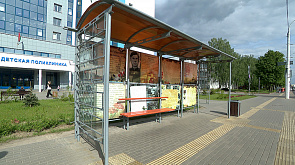 На остановках общественного транспорта в Минске можно увидеть доски с фотоснимками героев Великой Отечественной