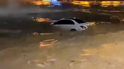 Водное бедствие - в Омане затоплены улицы, в Дубае школы переводят учеников на дистанционное обучение