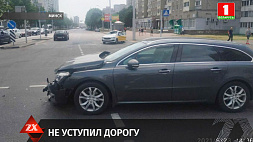 В Минске столкнулись две легковушки, одна из них перевернулась