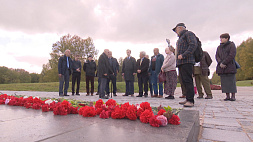 Польская делегация в Хатыни почтила память жертв войны 