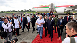 Открываем новые грани сотрудничества - Президента Беларуси встречают в Африке