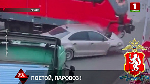 В Екатеринбурге поезд раздавил автомобиль на железнодорожном переезде