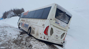 На трассе М7 автобус с пассажирами столкнулся со снегоуборочной машиной и съехал в кювет