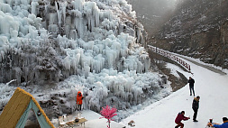 Замерзшие водопады привлекают туристов в китайский Цинчжоу