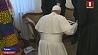 Папа Римский Франциск опустился на колени перед лидерами Южного Судана и поцеловал их ноги