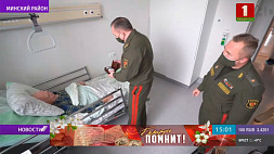 Министр обороны вручил подарки двум героям Советского Союза