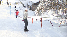 Много новых сноубордов и лыж. Горнолыжный центр в столичном микрорайоне Курасовщина готов встречать гостей 