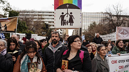 Парламент Греции принял закон, легализирующий однополые браки и усыновление однополыми парами детей
