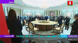 Участники Первого белорусского молодежного парламентского форума на экскурсии во Дворце Независимости 